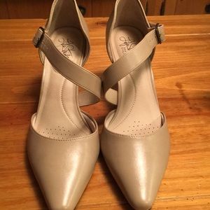 A beautiful pair of women shoes size 9.5, very good condition, tan color